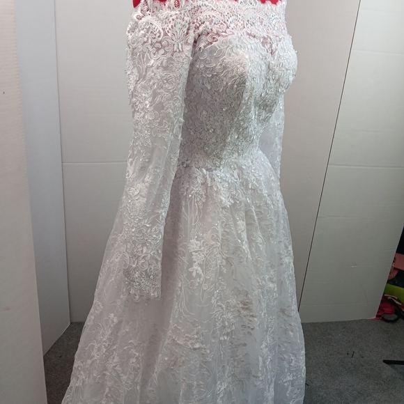 Elegant White Lace Off-Shoulder Dress - Picture 3 of 10